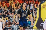 两分球7中7！奎因打满半场12中8拿到17分3板4助 正负值+15