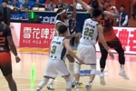 想放假了？莫兰德空篮不中&篮板拉一把送犯规 防守端放投