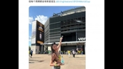 这么清凉！中国香港女球迷现场大秀身材：感谢巴西内马尔~